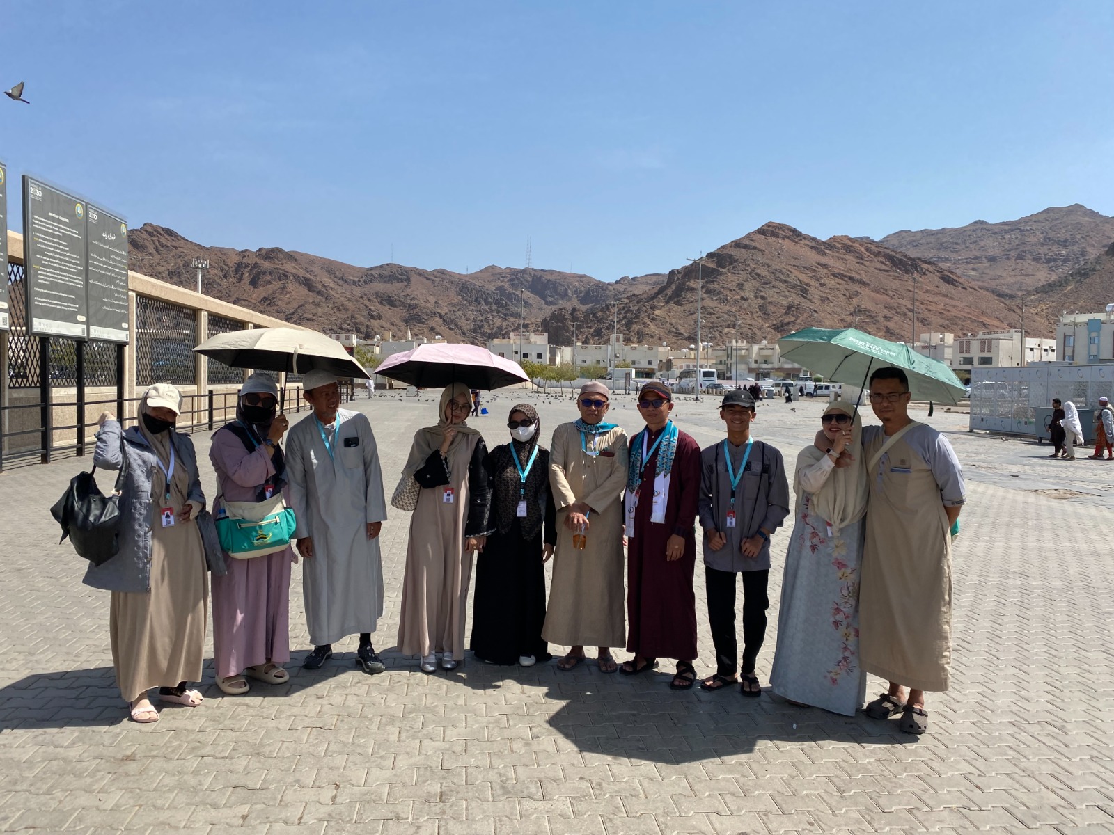 Jamaah Hajira Wisata saat ziarah di Jabal Uhud, Madinah